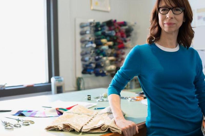 Распущенные кудри брюнетки и очки