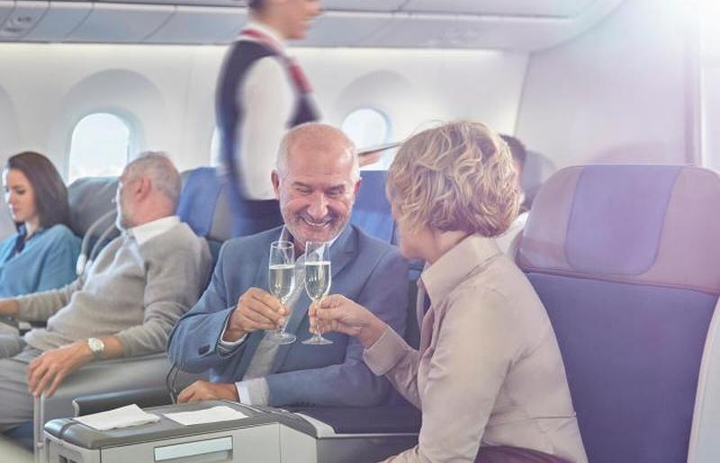 Пара на пенсии, путешествующая на самолете