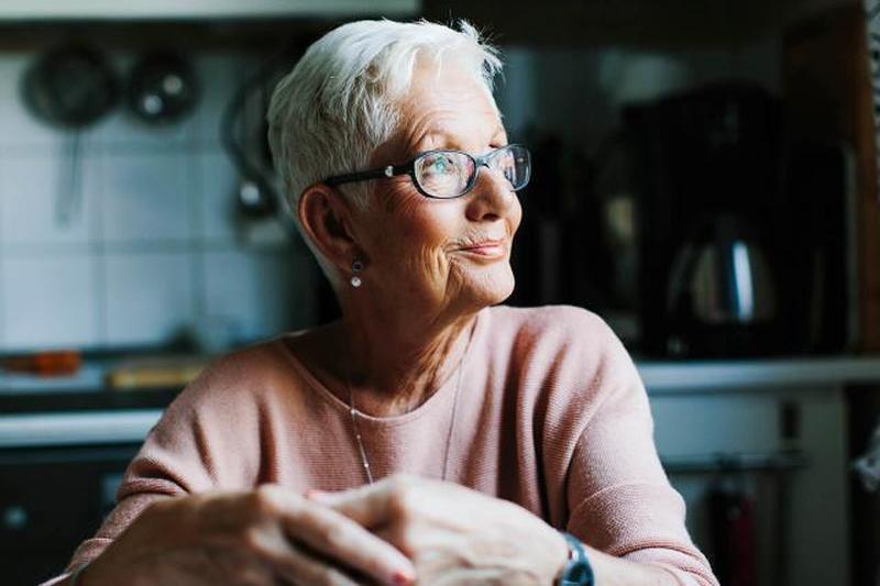 Старшая женщина смотрит в сторону 