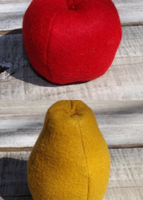 Скульптурное яблоко и груша.