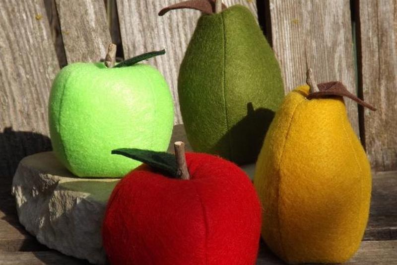 Готовые фетровые яблоки и груши.