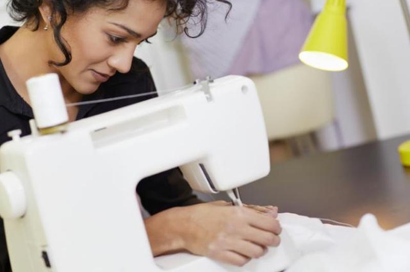 женщина со швейной машинкой