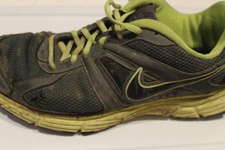 кроссовки с разрывом сбоку