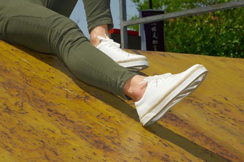 Узкие джинсы и кроссовки