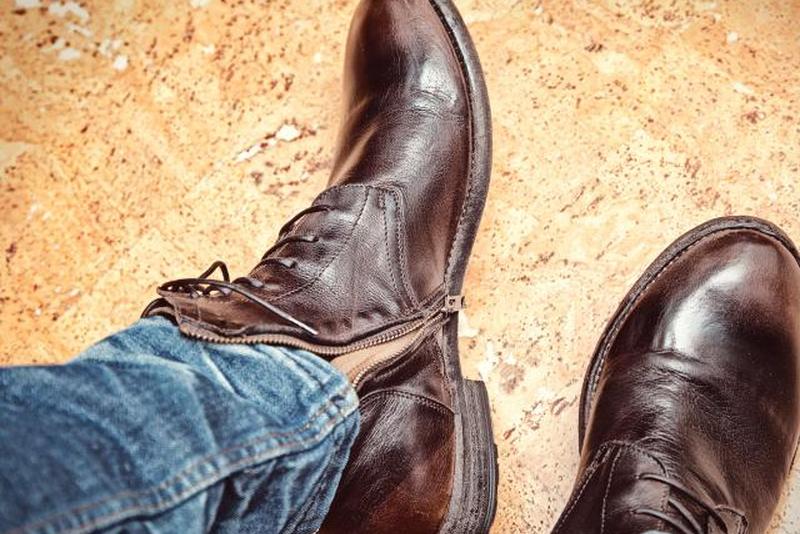 Узкие джинсы и коричневые кожаные ботинки