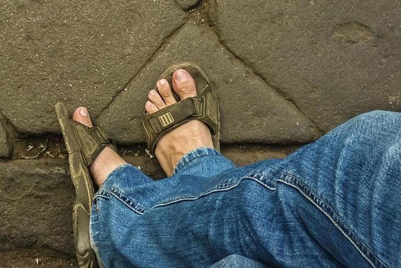 Узкие джинсы и сандалии