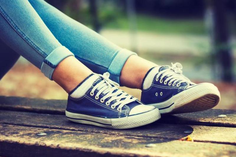 Джинсы и синие кроссовки