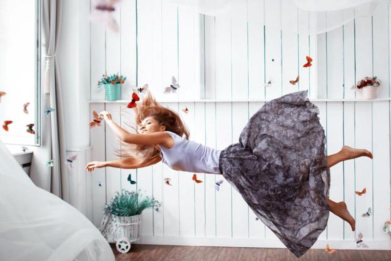 Женщина летит с бабочкой