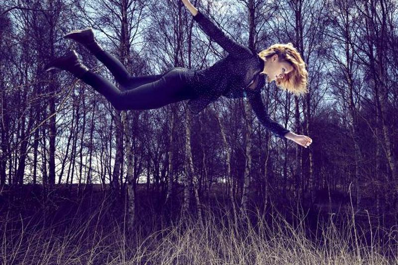 Плавающая женщина в поле