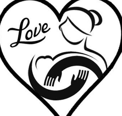 Мать и ребенок обнимаются с татуировкой