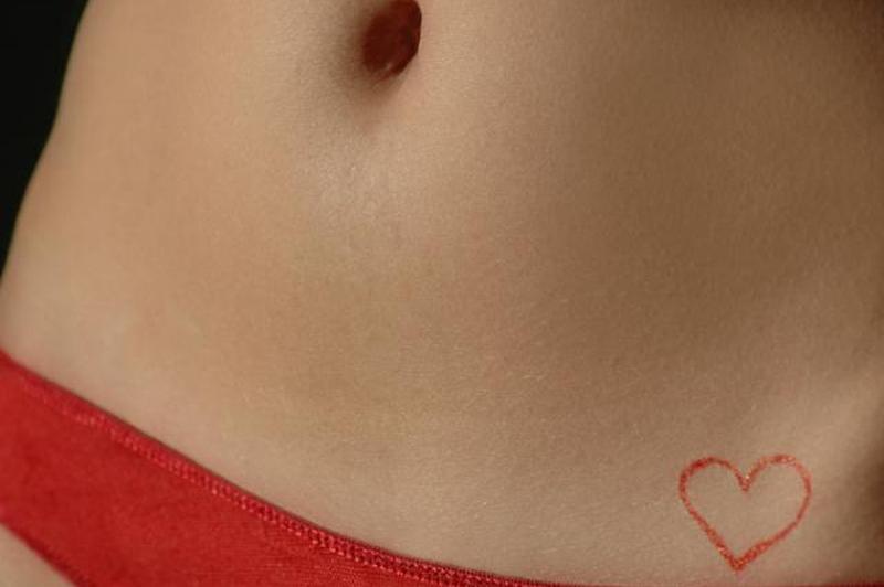 https://cf.ltkcdn.net/tattoos/images/slide/158357-850x565r1-Small-red-heart-on-hip.jpg