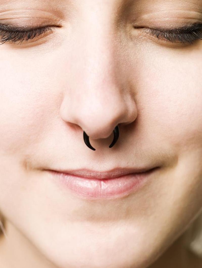 девушка с пирсингом перегородки