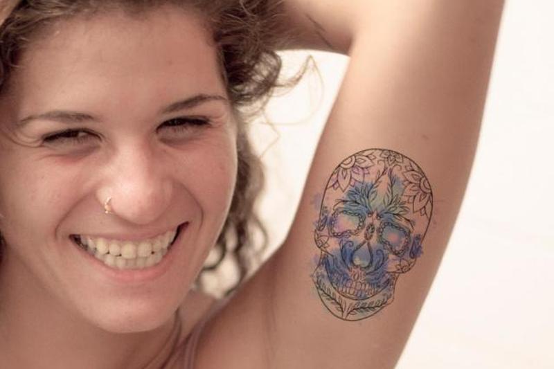 Женщина с акварельной татуировкой сахарного черепа