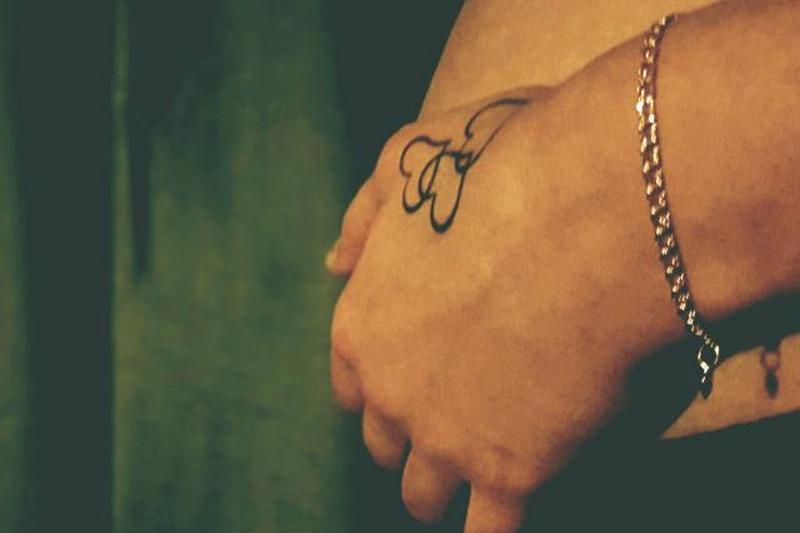 Тату сердца на руке беременной женщины