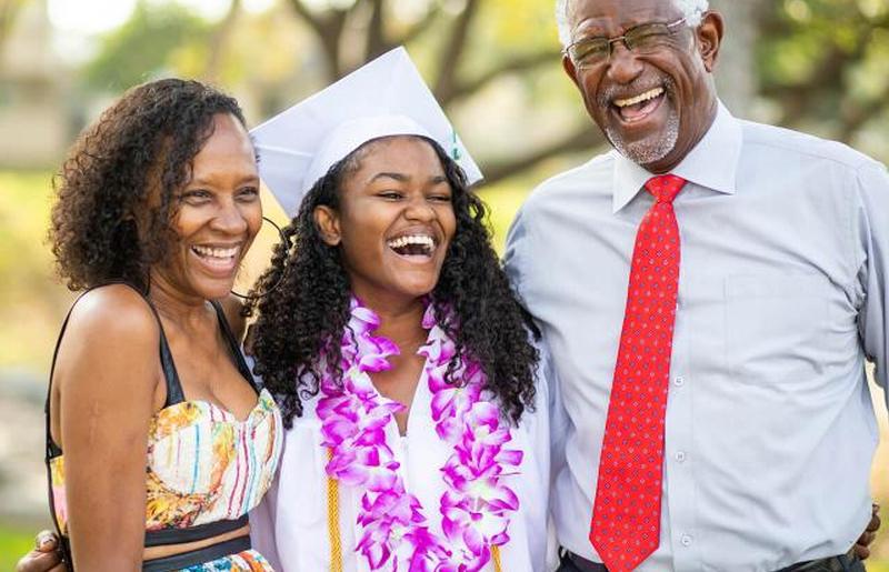 Девочка-подросток и ее семья на выпускном