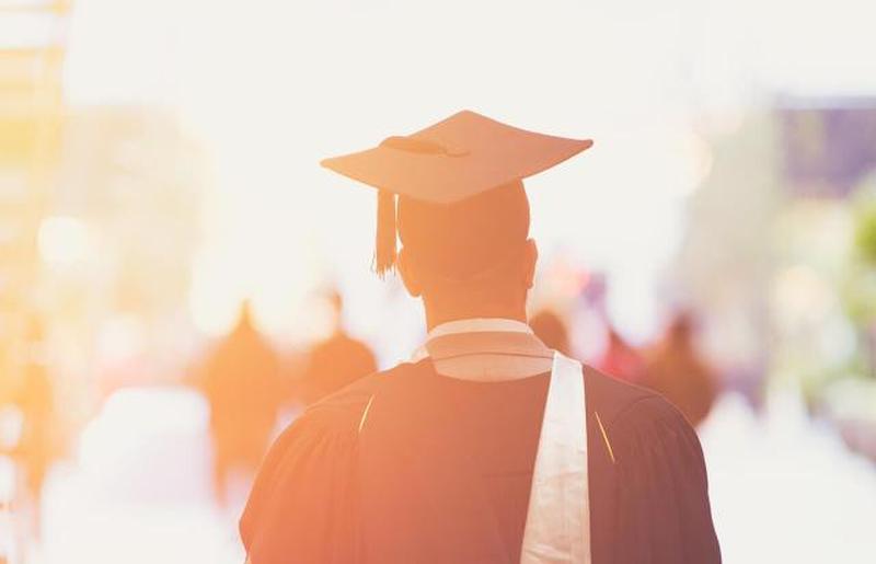 Свежий выпускник уходит на улицу