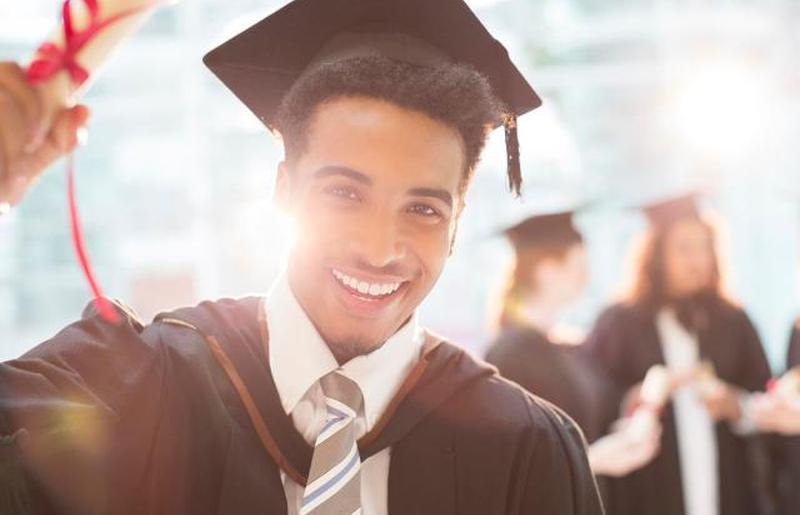 Улыбающийся выпускник с дипломом