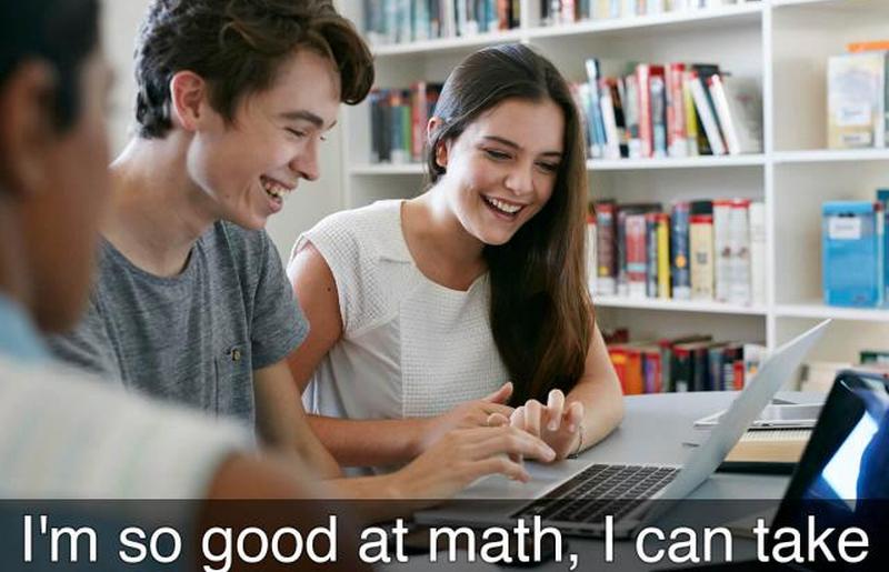 студенты, работающие в группе с ноутбуком