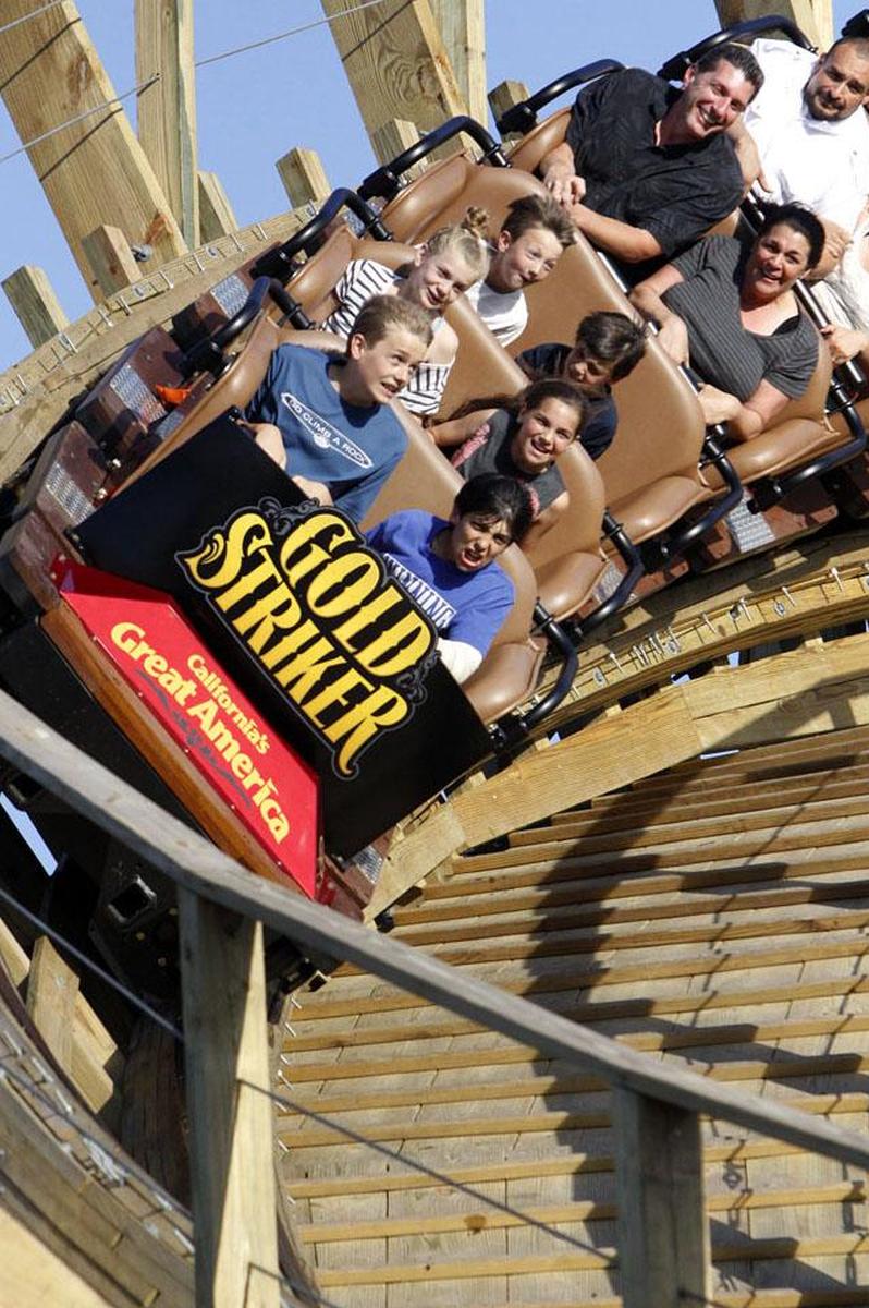 Американские горки Gold Striker в Great America в Калифорнии