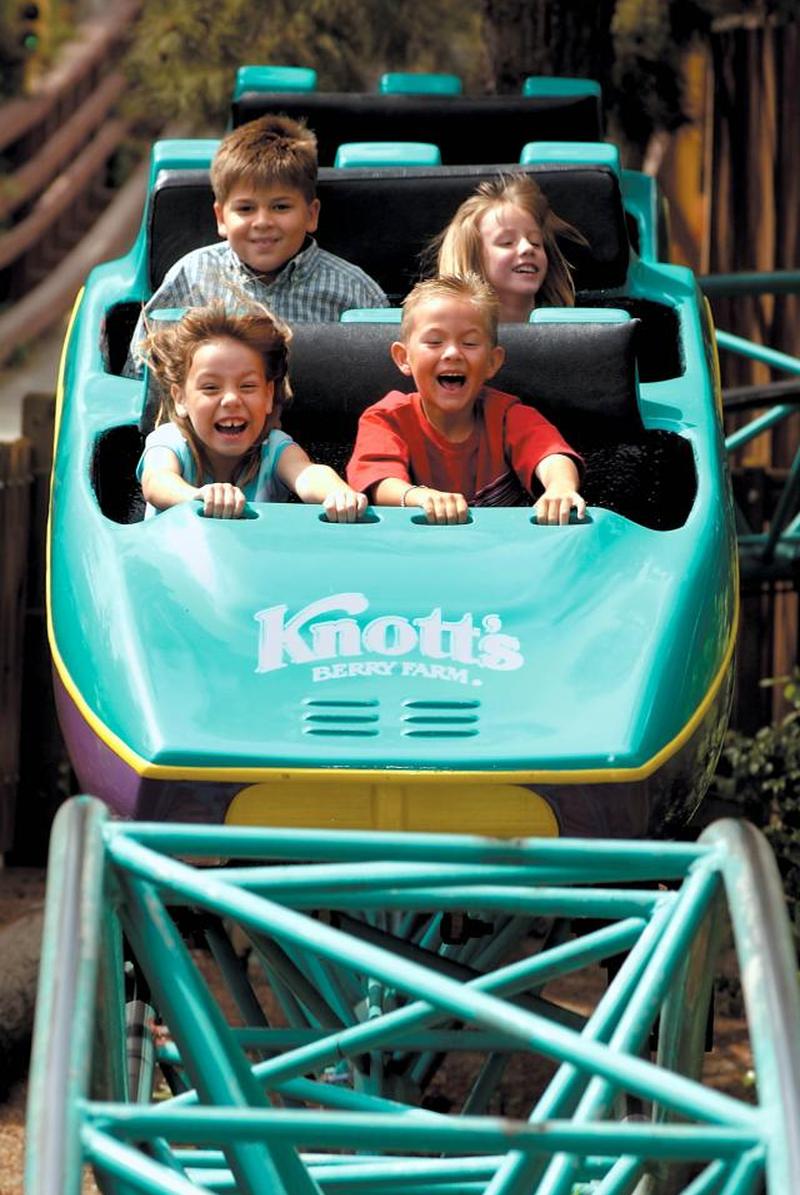 Семейная поездка Timberline Twister на ферме Knott's Berry Farm
