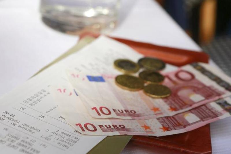 Сдача слева от счета в бистро, Париж