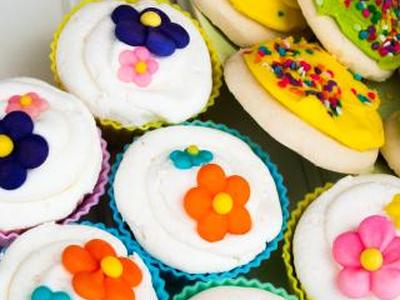 Кексы с королевской глазурью из цветов