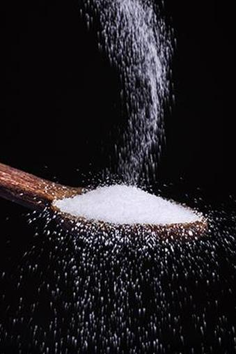 Йод падает в деревянную ложку