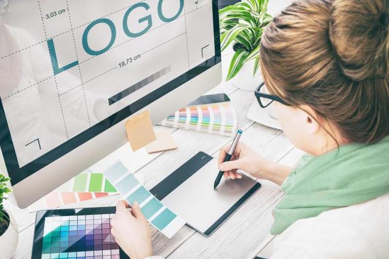 Графический дизайнер за работой