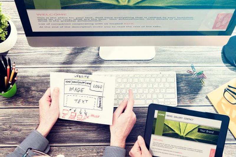 Рабочий стол дизайнера с адаптивной концепцией веб-дизайна