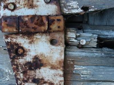 Ржавая дверная петля сарая 