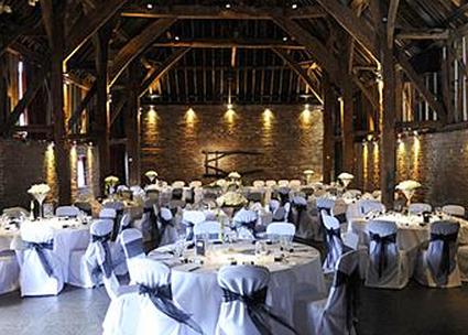 Убранство амбара для элегантной свадьбы