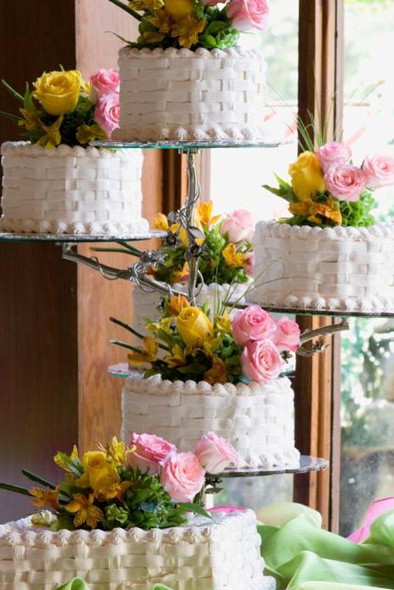 https://cf.ltkcdn.net/weddings/images/slide/162327-566x848r1-BasketweaveCake.jpg