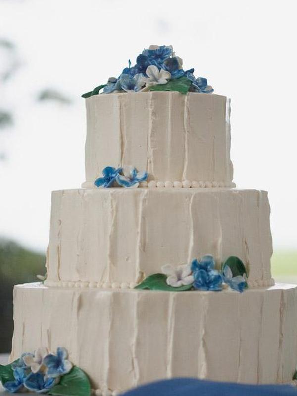 https://cf.ltkcdn.net/weddings/images/slide/162660-600x800-rusticverticalcake_DT_new.jpg