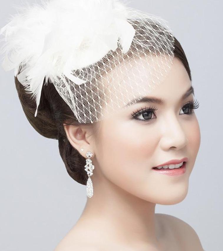 https://cf.ltkcdn.net/weddings/images/slide/191314-757x850-short-feathered-veil.jpg