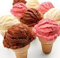 Конусы шоколадного, ванильного и клубничного мороженого