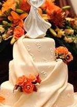 Осенний свадебный торт с оранжевыми цветами
