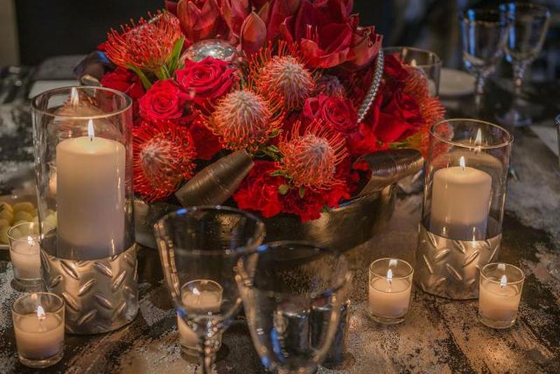 https://cf.ltkcdn.net/weddings/images/slide/226900-850x567-Rustic-Red-Florals-Centerpiece.jpg