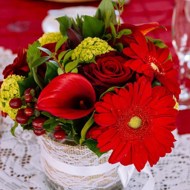 https://cf.ltkcdn.net/weddings/images/slide/226901-850x850-red-flower-centerpiece.jpg