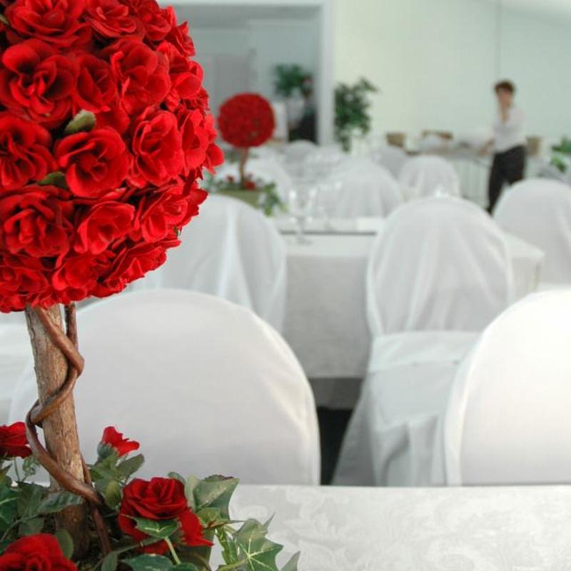 https://cf.ltkcdn.net/weddings/images/slide/226902-850x850-Red-Topiary-Centerpiece.jpg
