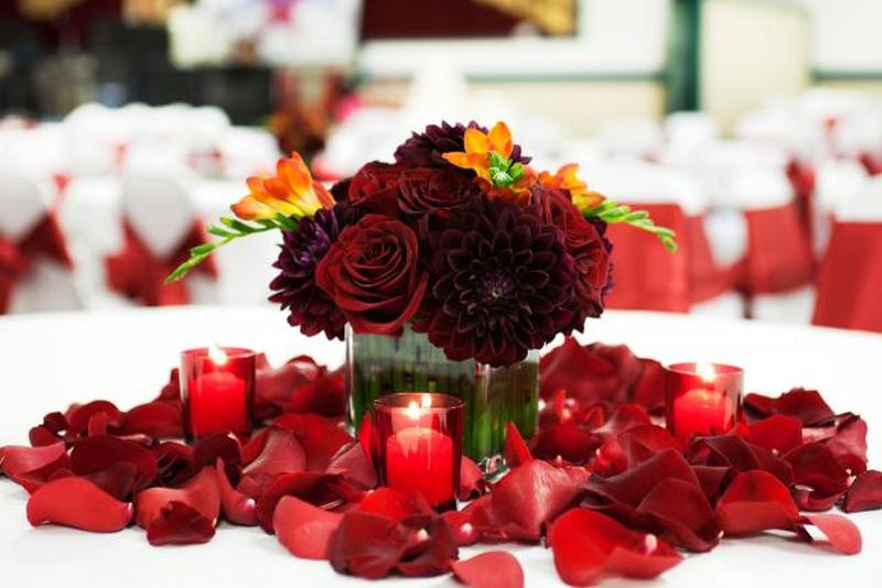 https://cf.ltkcdn.net/weddings/images/slide/226906-850x567-Dark-Red-Flowers-Centerpiece.jpg