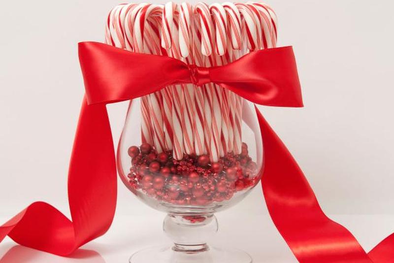 https://cf.ltkcdn.net/weddings/images/slide/226908-850x567-red-candy-cane-centerpiece.jpg