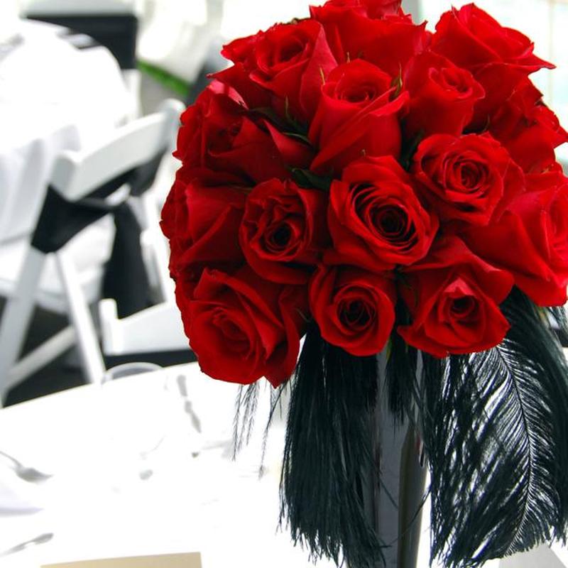 https://cf.ltkcdn.net/weddings/images/slide/226910-500x500-red-rose-bouquet-centerpiece.jpg
