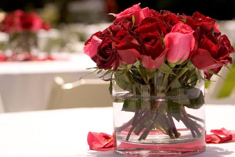 https://cf.ltkcdn.net/weddings/images/slide/226913-850x567-vase-of-short-rose-bouquet.jpg