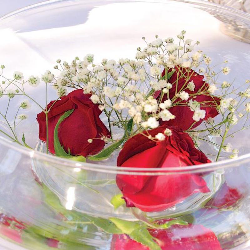 https://cf.ltkcdn.net/weddings/images/slide/226917-850x850-simple-babys-breath-and-roses-centerpiece.jpg