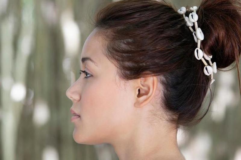 Прически с прядями из ракушек