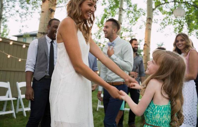 Невеста и цветочница танцуют