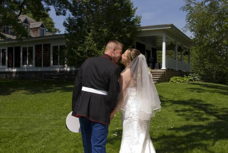 Морской жених целует невесту