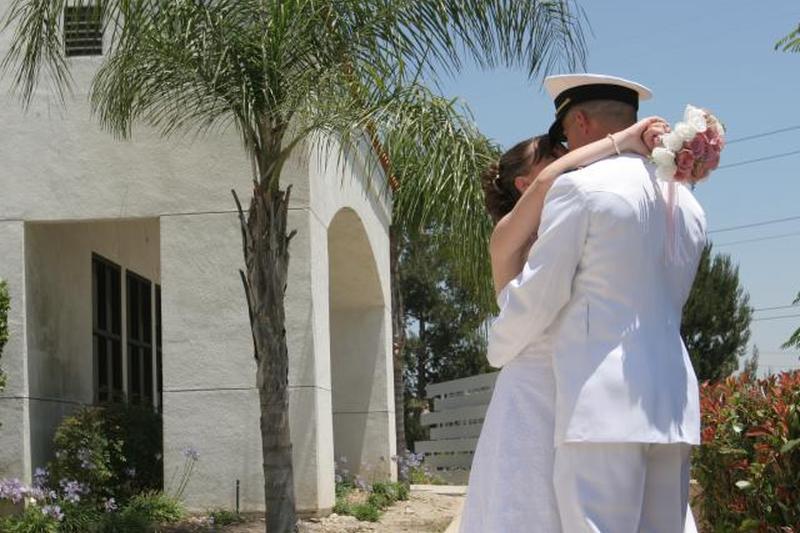 Невеста и военный жених целуются