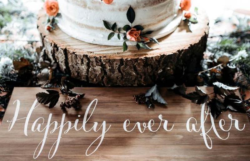 свадебный торт на столе