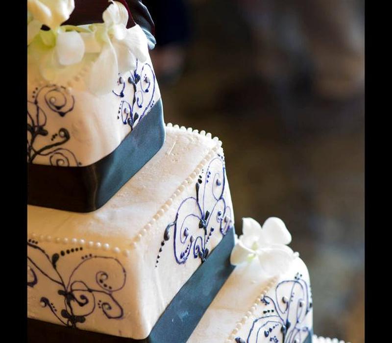 https://cf.ltkcdn.net/weddings/images/slide/266404-850x744-artisan-cake.jpg